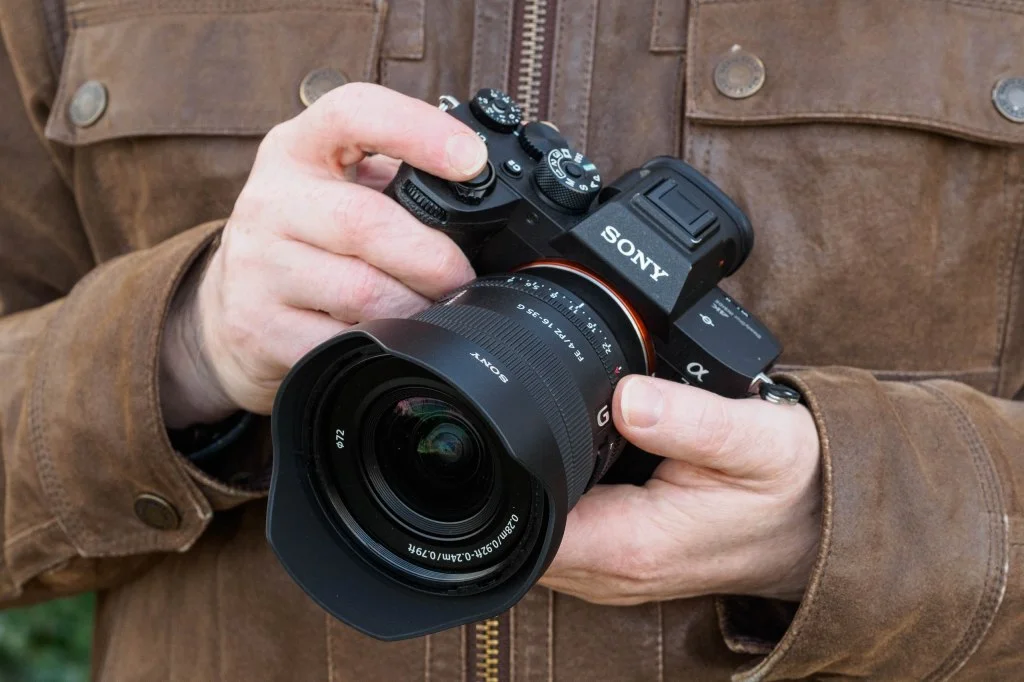 Sony FE 16-35mm F4 G in hand on Sony A7R IV
