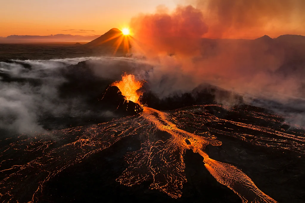 Majestic Icelandic Volcano Eruption Takes Center Stage in International Landscape Competition