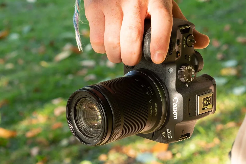Canon EOS R7 in hand (Lifestyle, 1000px)